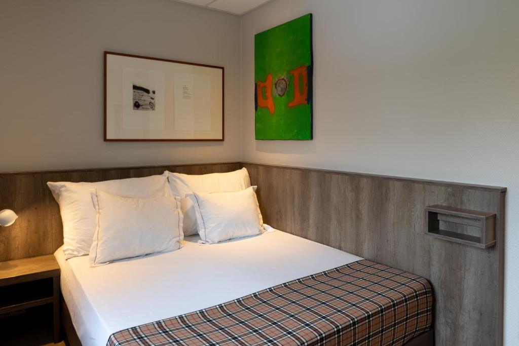 Двухместный (Небольшой двухместный номер с 1 кроватью) отеля Hotel Restaurant De Koepoort, Энкхейзен
