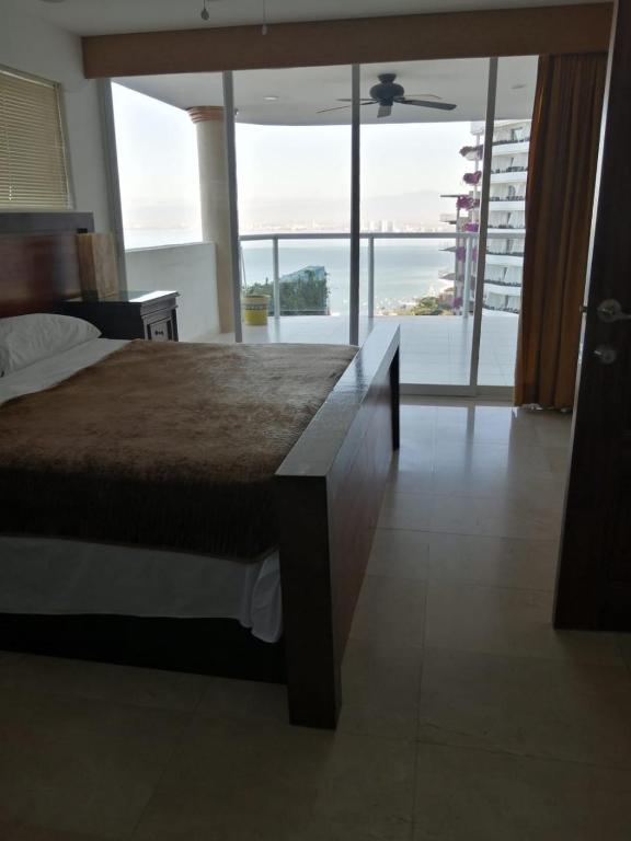 Сьюит (Люкс с кроватью размера «queen-size» и видом на море) отеля Mondavi, Пуэрто-Вальярта