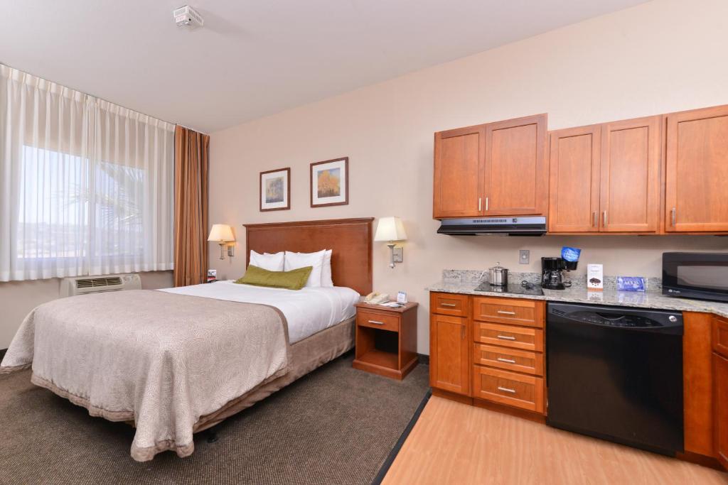 Двухместный (Люкс с кроватью размера «king-size»), Candlewood Suites San Diego, an IHG Hotel