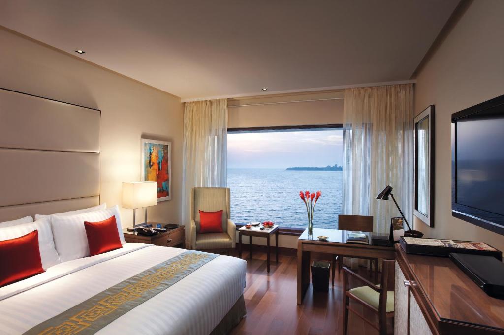 Четырехместный (Двухместный номер «Премьер» с 1 кроватью или 2 отдельными кроватями и видом на океан) отеля The Oberoi Mumbai, Мумбай