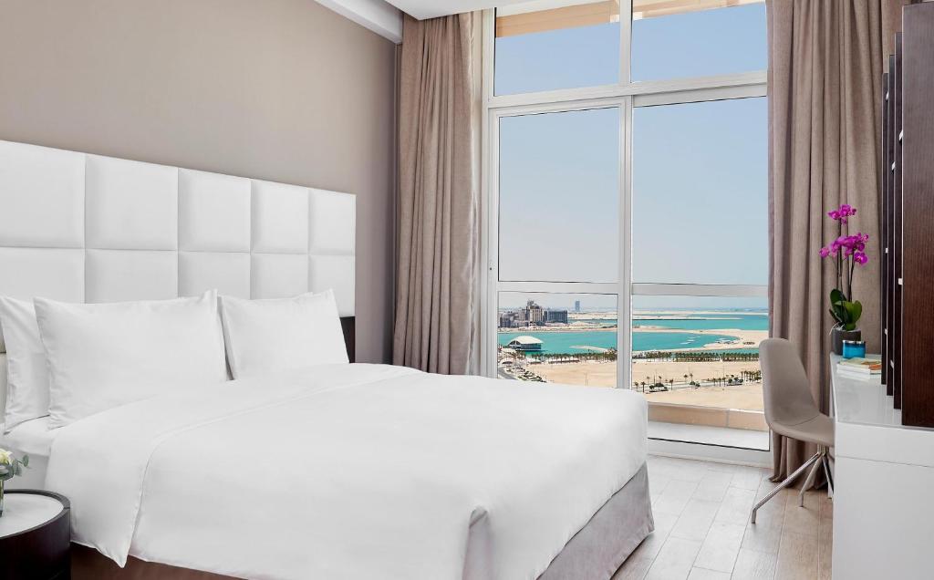 Сьюит (Люкс с 2 спальнями, вид на море) отеля Staybridge Suites - Doha Lusail, Доха