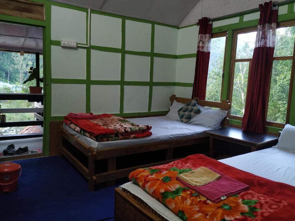 Двухместный (Двухместный номер с 1 кроватью и балконом (для 3 взрослых)) курортного отеля Bidyang Crown Imperial River Resort, Калимпонг