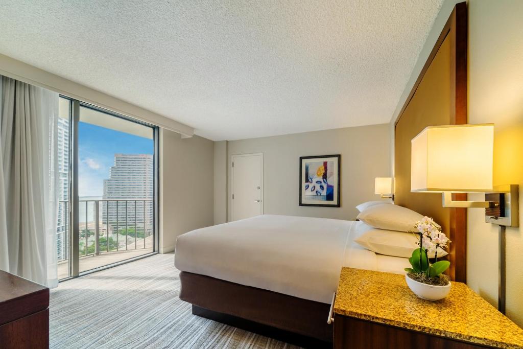 Трехместный (Стандартный номер с кроватью размера «king-size») отеля Hyatt Regency Miami, Майами