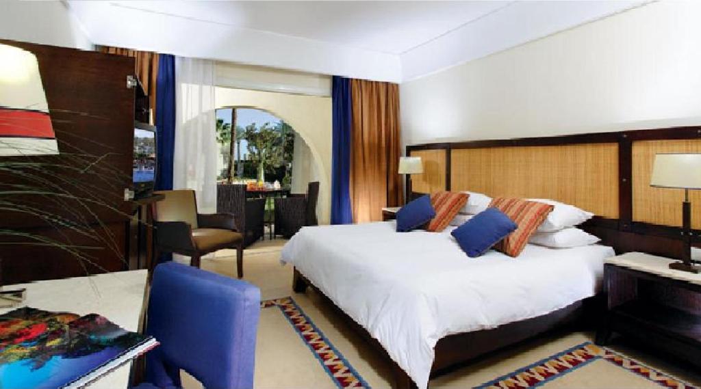 Двухместный (Классический двухместный номер с 1 кроватью или 2 отдельными кроватями) курортного отеля Grand Rotana Resort & Spa, Шарм-эль-Шейх