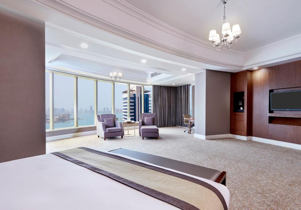 Двухместный (Клубный номер) отеля Crowne Plaza Doha West Bay, Доха
