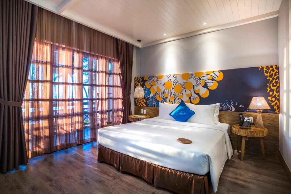 Двухместный (Номер Делюкс с видом на море и кроватью размера «king-size») курортного отеля Sasco Blue Lagoon Resort, Дуонг-Донг