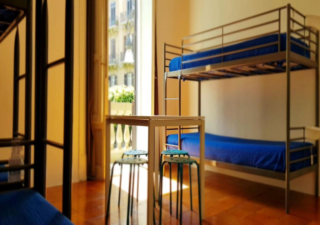 Номер (Кровать в общем 6-местном номере для мужчин и женщин) хостела A casa di Amici, Палермо