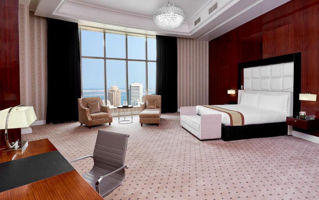 Сьюит (Three-Bedroom Suite with Three Double Beds), Crowne Plaza Doha West Bay