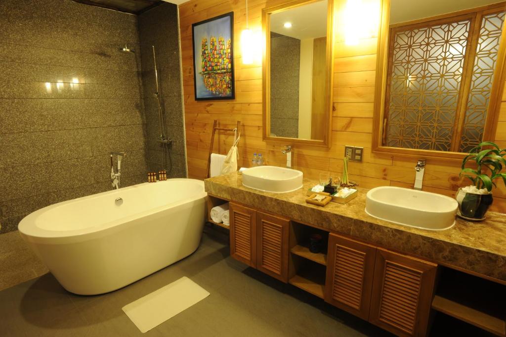 Сьюит (Люкс с кроватью размера «king-size» и гидромассажной ванной) курортного отеля Aroma Beach Resort and Spa, Фантхьет