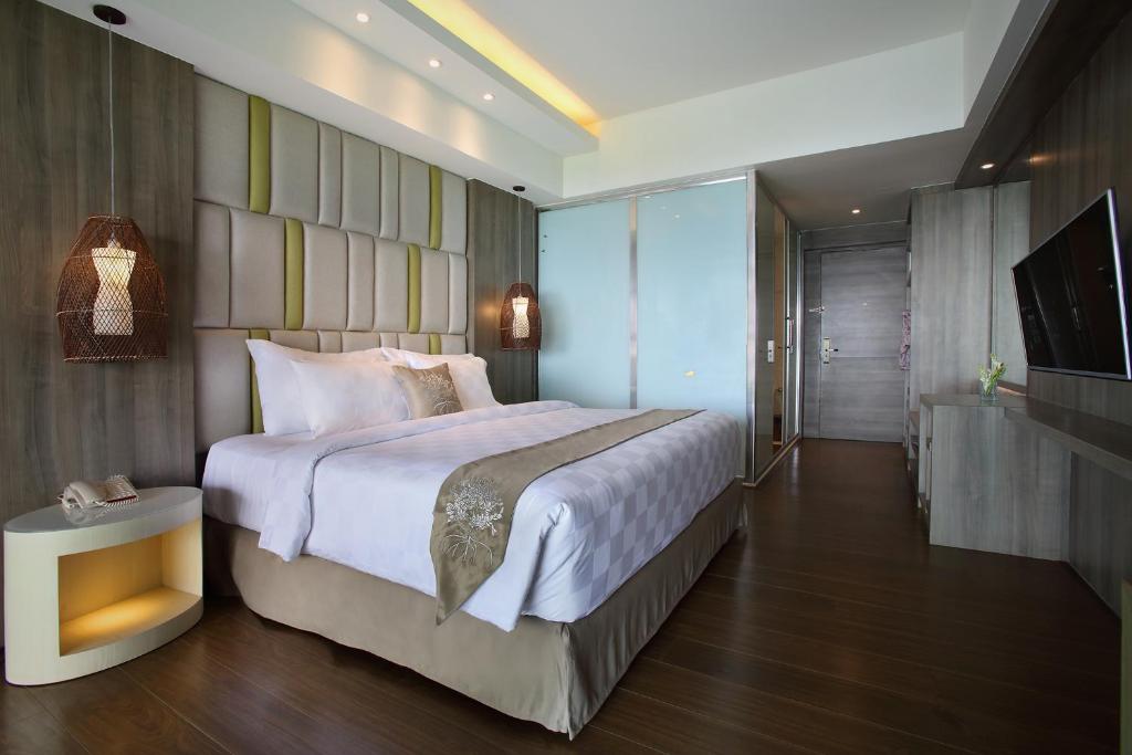 Двухместный (Work from Bali - Grand Deluxe Balcony Room King/Twin) курортного отеля The Crystal Luxury Bay Resort Nusa Dua, Нуса Дуа