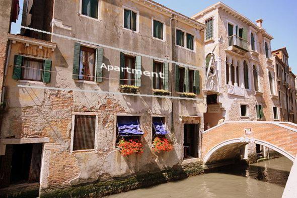 Апартаменты (Апартаменты с 2 спальнями и видом на канал - Calle del Paradiso) апартамента Charming Venice Apartments, Венеция