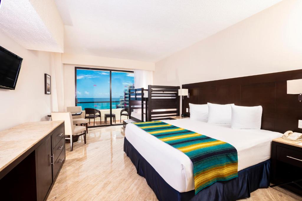 Семейный (Стандартный семейный номер) курортного отеля Crown Paradise Club Cancun - Все включено, Канкун
