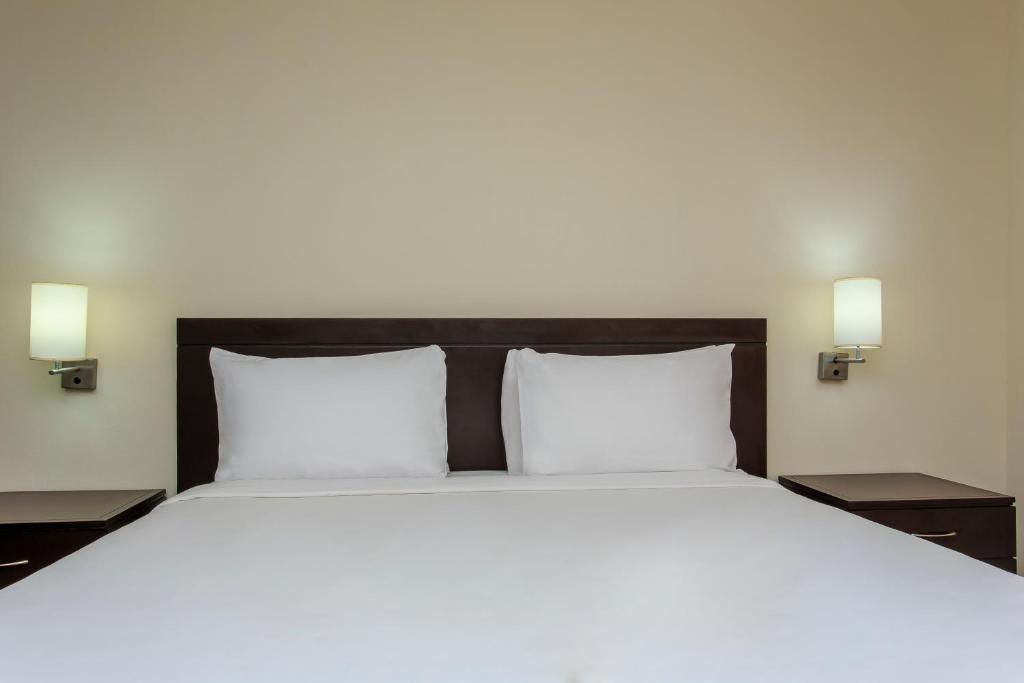 Двухместный (Стандартный двухместный номер с дополнительной кроватью (2 взрослых + 1 ребенок)) отеля NH Coatzacoalcos, Коацакоалькос
