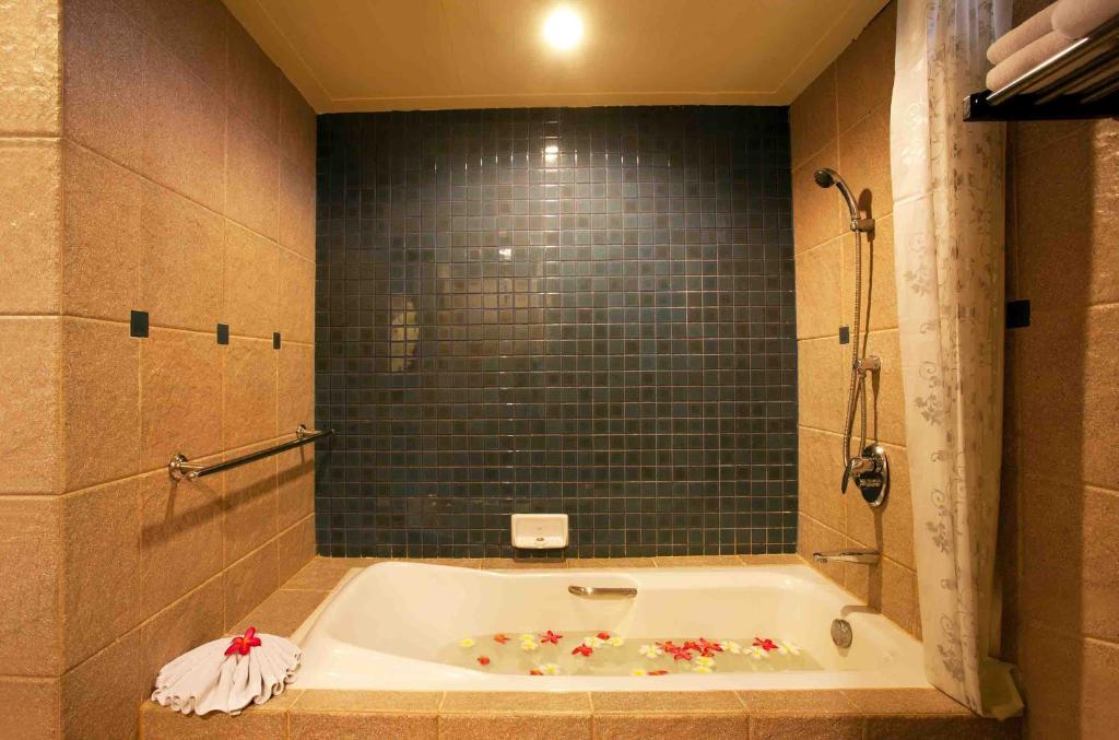Двухместный (Двухместный номер Делюкс с 1 кроватью или 2 отдельными кроватями и бесплатным Wi-Fi) курортного отеля Woraburi Phuket Resort & Spa, Пхукет
