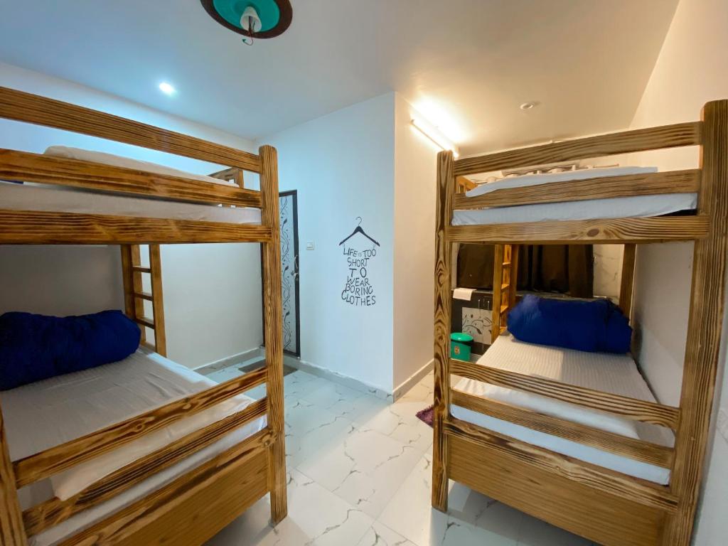 Номер (Кровать в общем номере для женщин с 4 кроватями) хостела Namaste by KarwaanLife, Rishikesh, Ришикеш