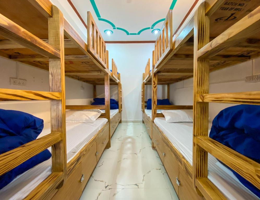 Номер (Кровать в общем 8-местном номере для мужчин и женщин) хостела Namaste by KarwaanLife, Rishikesh, Ришикеш
