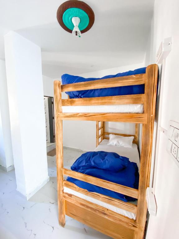 Номер (Кровать в общем 4-местном номере для мужчин и женщин) хостела Namaste by KarwaanLife, Rishikesh, Ришикеш