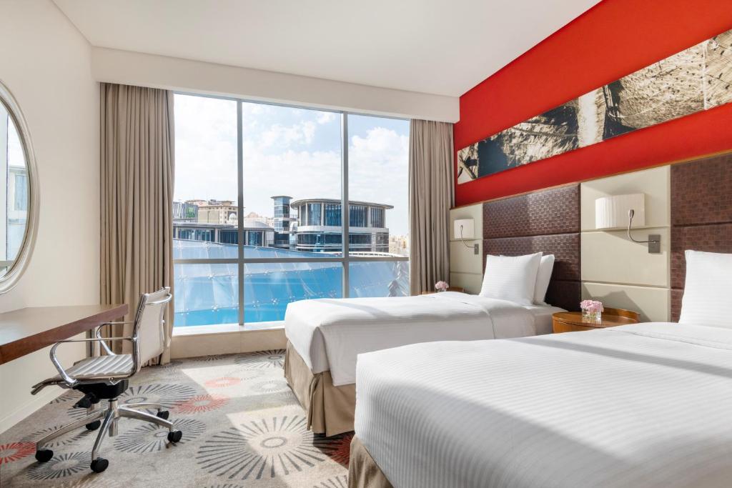 Двухместный (Улучшенный двухместный номер с 2 отдельными кроватями — Для некурящих) отеля Crowne Plaza Doha - The Business Park, Доха