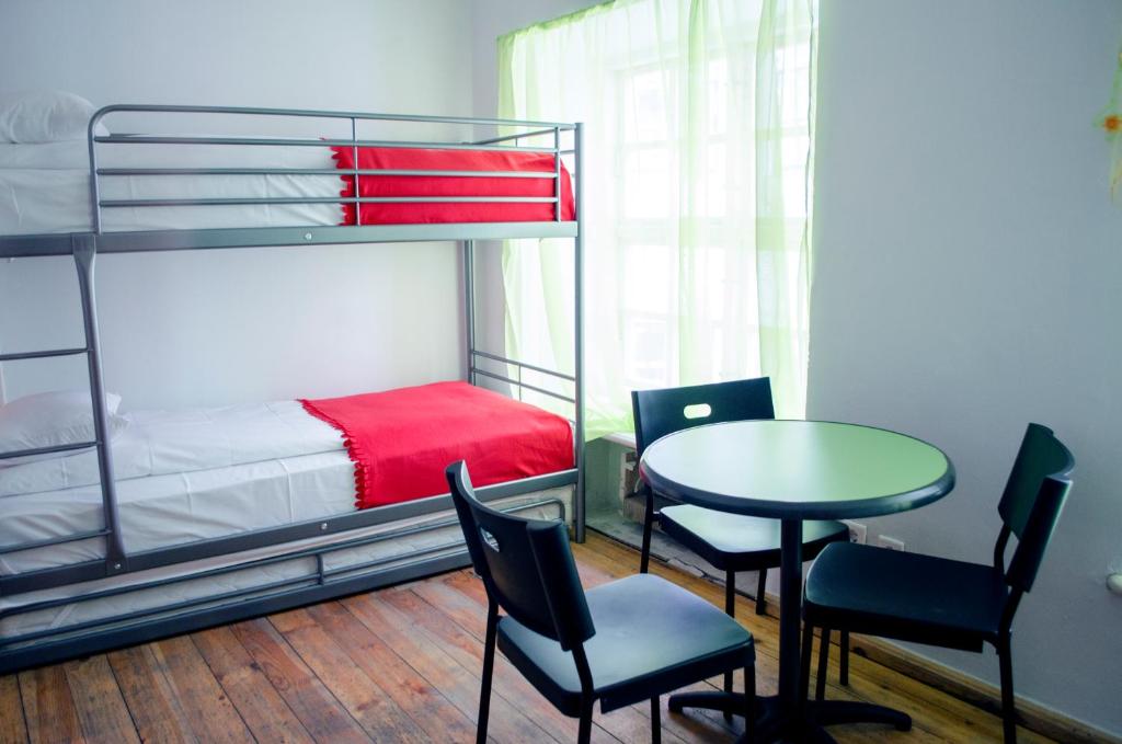 Номер (Односпальная кровать в общем 6-местном номере для мужчин и женщин) хостела Red Nose Hostel, Рига