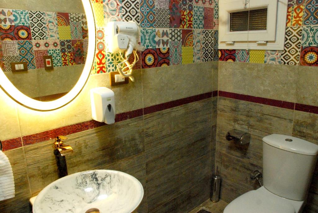 Двухместный (Двухместный номер с 2 отдельными кроватями и собственной ванной комнатой) отеля Pyramids Planet Hotel, Каир