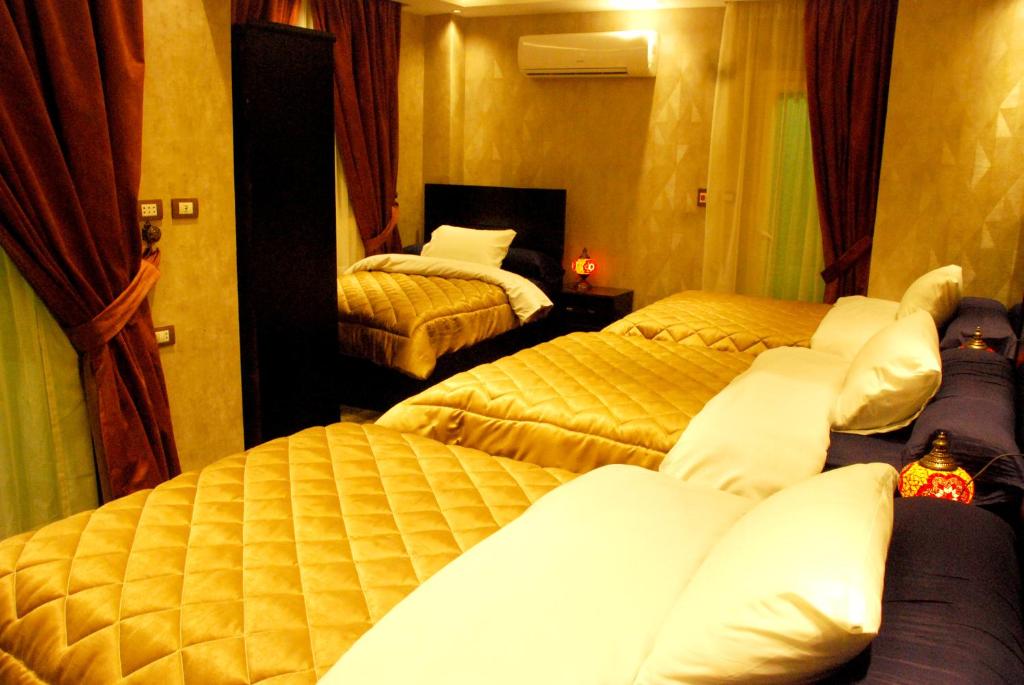 Четырехместный (Четырехместный номер с собственной ванной комнатой вне номера) отеля Pyramids Planet Hotel, Каир