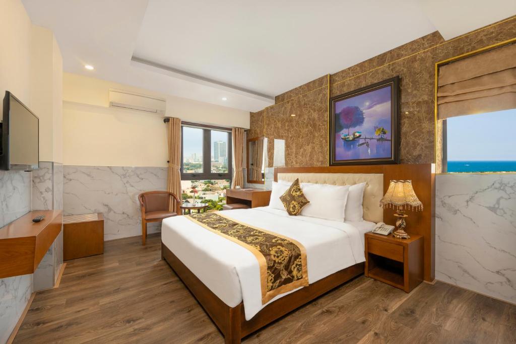 Двухместный (Номер с кроватью размера «king-size» и видом на море) отеля Hung Anh Hotel, Дананг