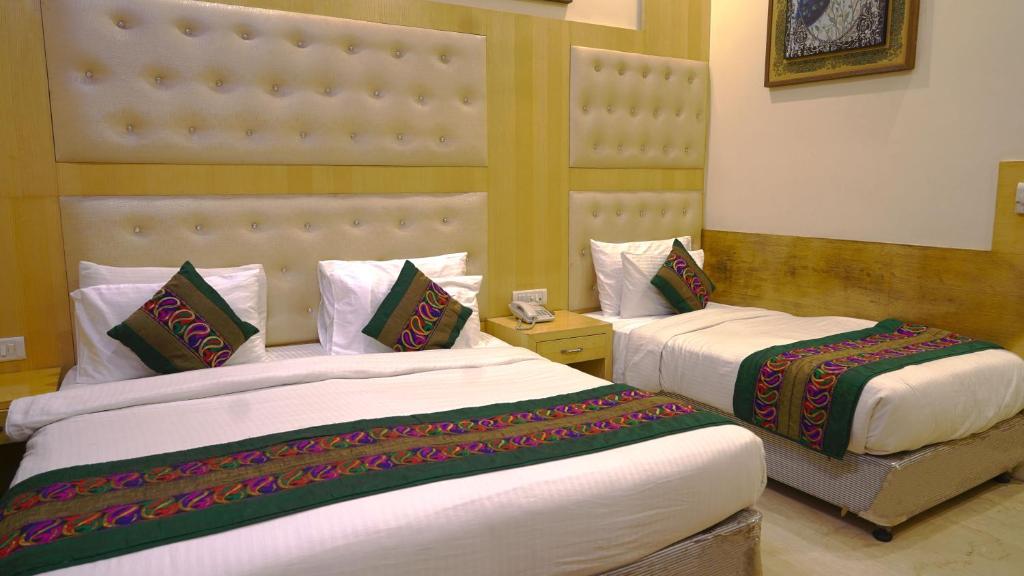 Трехместный (Трехместный номер Делюкс) отеля Hotel All iz Well, Нью-Дели
