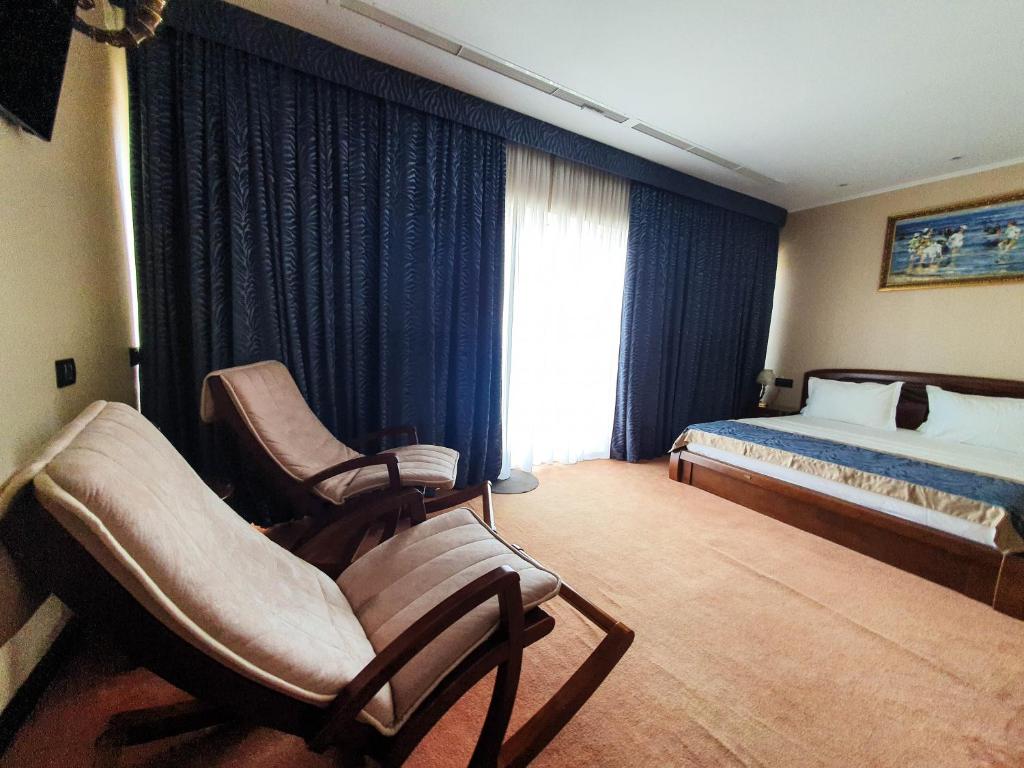 Двухместный (Двухместный номер Делюкс с 1 кроватью и балконом) отеля Hotel Bavaria Blu, Мамая