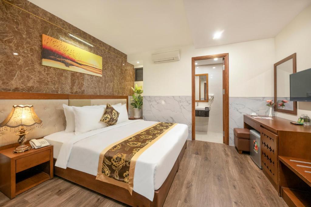 Двухместный (Улучшенный двухместный номер с 1 кроватью) отеля Hung Anh Hotel, Дананг