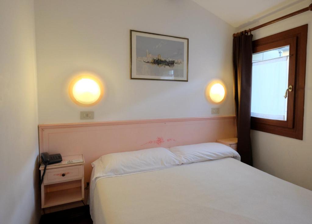Двухместный (Двухместный номер эконом-класса с 1 кроватью) отеля Hotel ai do Mori, Венеция