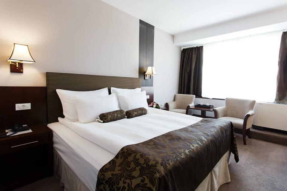 Двухместный (Улучшенный двухместный номер с 1 кроватью) отеля Grand Hotel Napoca, Клуж-Напока