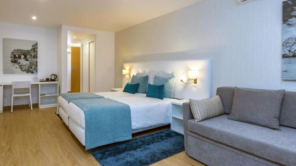 Двухместный (Улучшенный двухместный номер с 2 отдельными кроватями (2 взрослых и 2 детей)) отеля Auramar Beach Resort, Албуфейра