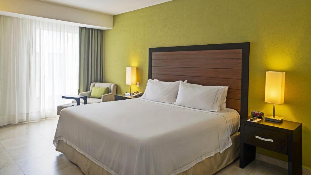 Сьюит (Люкс с кроватью размера «king-size») отеля Holiday Inn Express Xalapa, Халапа
