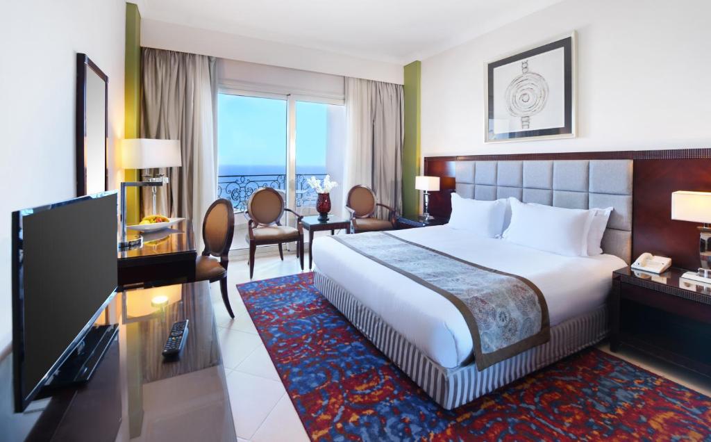 Сьюит (Люкс с 2 спальнями, вид на море и бассейн) отеля Tolip Hotel Alexandria, Александрия