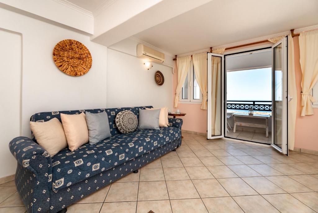 Номер (Two-Bedroom Apartment - Split Level with Sea View & Jetted Tub), Villa by Hotel Thira