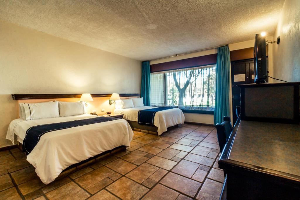 Двухместный (Стандартный двухместный номер с 2 двуспальными кроватями - Вид на бассейн) отеля Mision De Los Angeles, Оахака-де-Хуарес