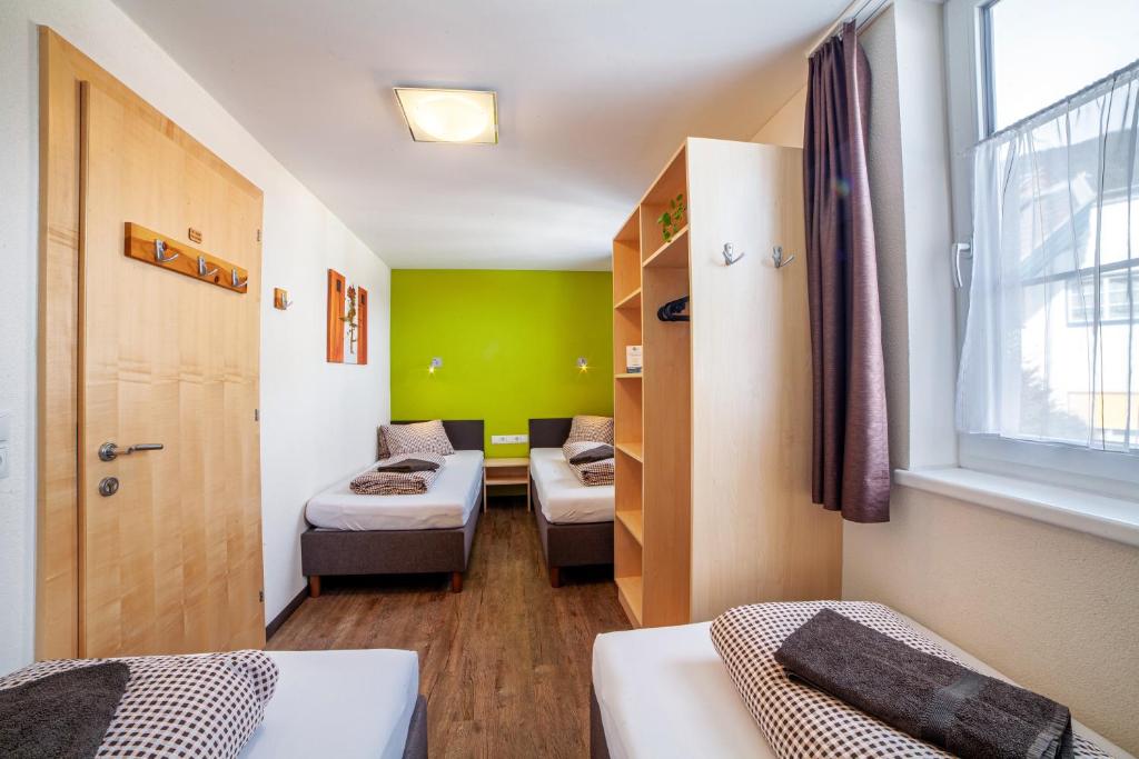 Четырехместный (Четырехместный номер с общей ванной комнатой) хостела Rutsche Hostel, Йерценс