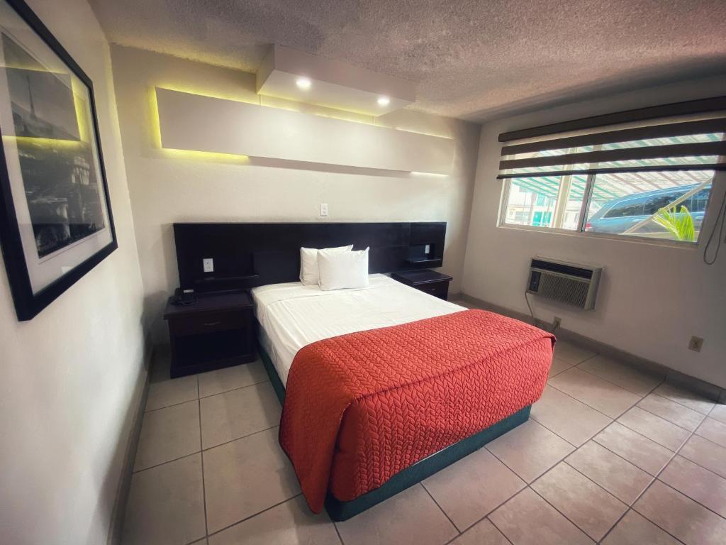 Двухместный (Номер с кроватью размера «queen-size») отеля Hotel Real Inn, Тихуана