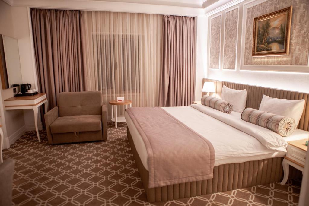 Двухместный (Номер Делюкс с кроватью размера «king-size») отеля Theatrum, Баку
