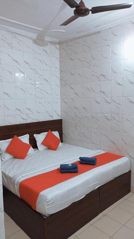 Двухместный (Двухместный номер Делюкс с 1 кроватью (для 2 взрослых и 1 ребенка)) отеля Hotel Om palace, Джайпур