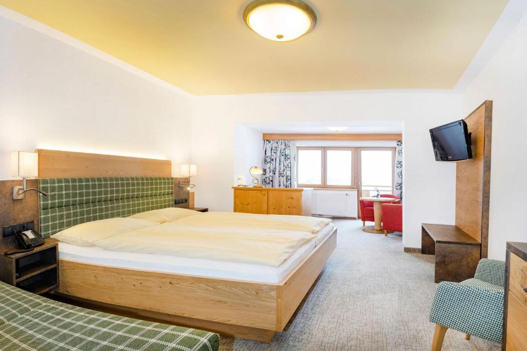 Двухместный (Двухместный номер Делюкс с 1 кроватью и балконом) отеля Landhotel Tirolerhof, Альпбах