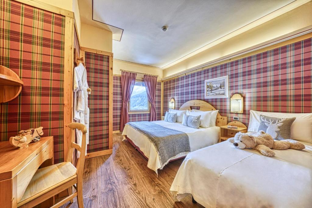 Трехместный (Классический двухместный номер с дополнительной кроватью) отеля Hotel Sant'Orso & Wellness Le Bois, Конье