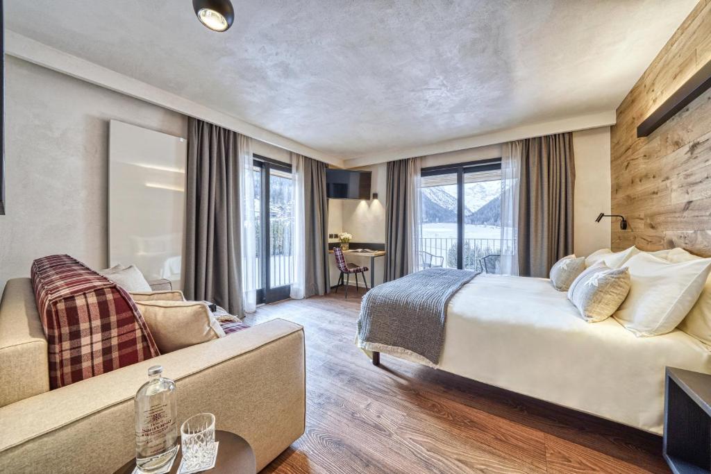 Двухместный (Двухместный номер Делюкс с 1 кроватью или 2 отдельными кроватями и балконом) отеля Hotel Sant'Orso & Wellness Le Bois, Конье