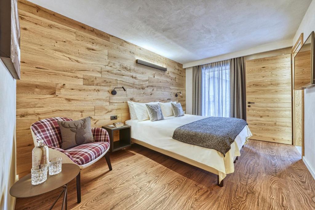 Двухместный (Двухместный номер Делюкс с 1 кроватью или 2 отдельными кроватями, вид на город) отеля Hotel Sant'Orso & Wellness Le Bois, Конье