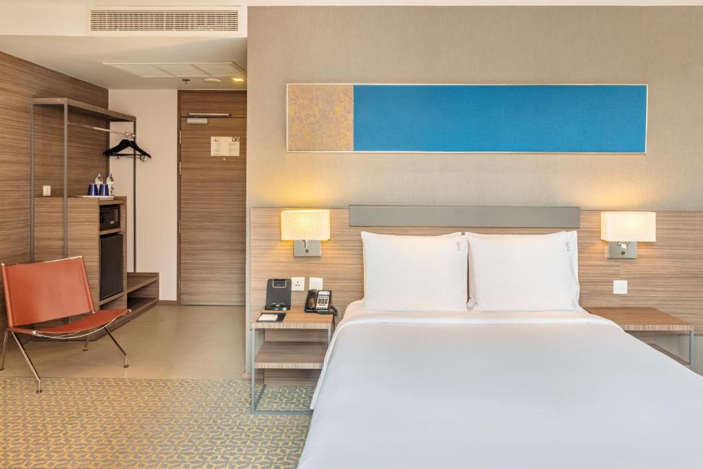 Двухместный (Улучшенный номер с кроватью размера «queen-size»), Отель Holiday Inn Express Bangkok Sathorn