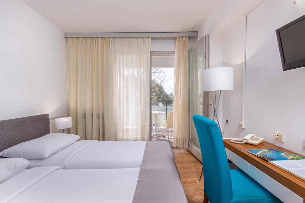 Двухместный (Двухместный номер с 2 отдельными кроватями и дополнительной кроватью) отеля Hotel Zagreb, Цриквеница