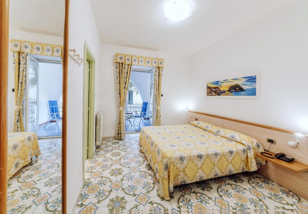 Двухместный (Двухместный номер с 1 кроватью или 2 отдельными кроватями и террасой) отеля Hotel Terme Oriente, Искья