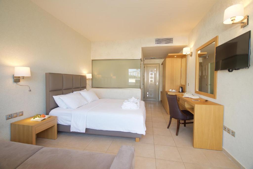 Двухместный (Двухместный номер с 1 кроватью и видом на бассейн) отеля Ionian Emerald Resort, Каравомилос
