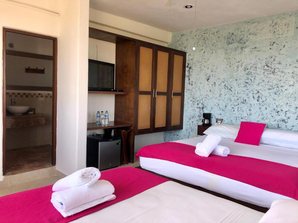 Семейный (Улучшенный семейный номер) отеля Koox El Hotelito Beach Hotel, Махауаль