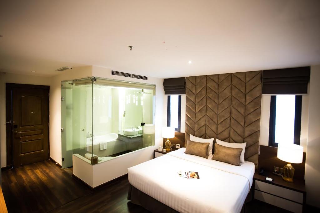 Двухместный (Двухместный номер «Премьер» с 1 кроватью) отеля Blue Diamond Luxury Hotel, Хошимин